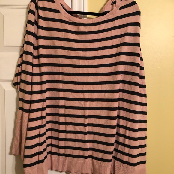 Super comfy sweater.  Flare bottom sleeves. - Picture 2 of 4